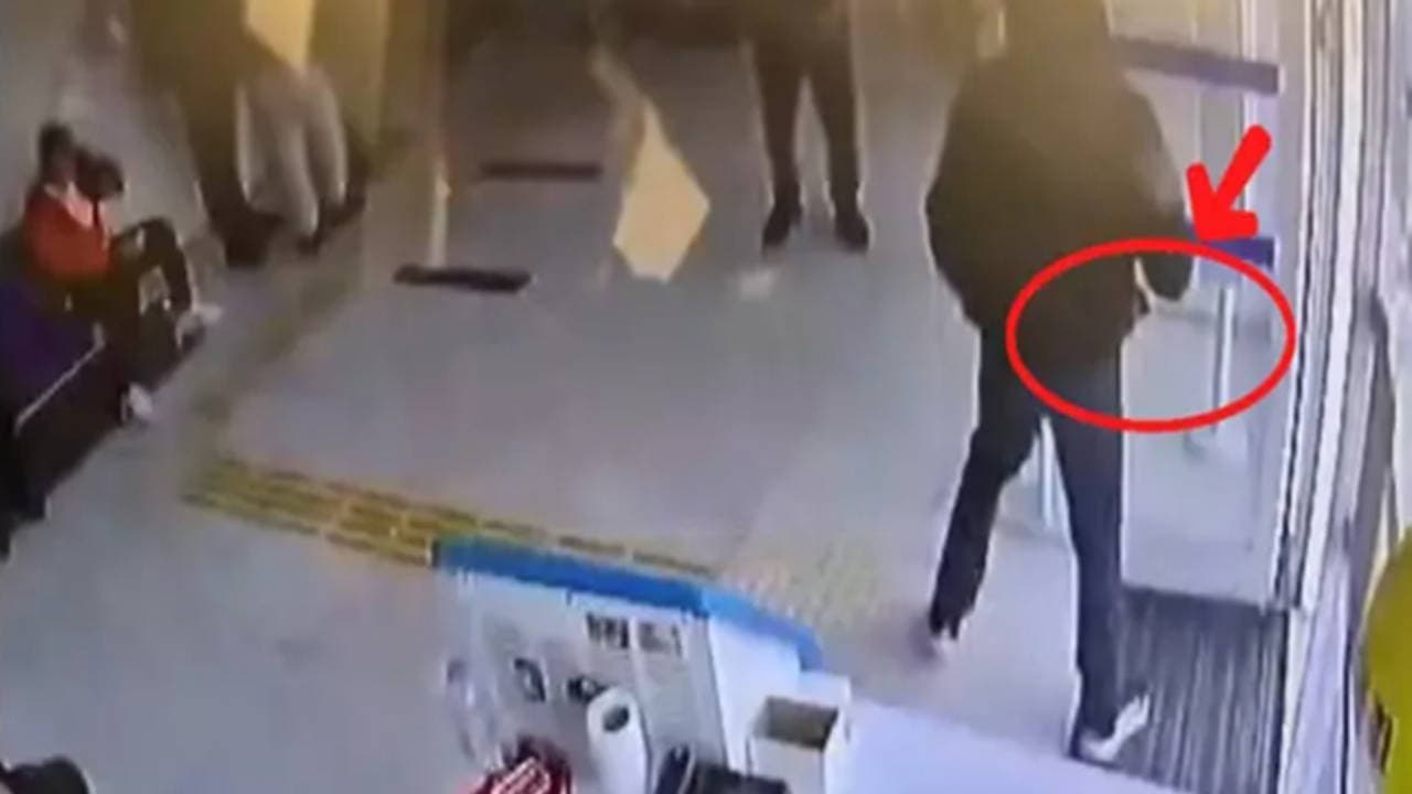 Satırla banka soymaya yeltendi: Maskeli zanlı, kaçış sırasında yakalandı